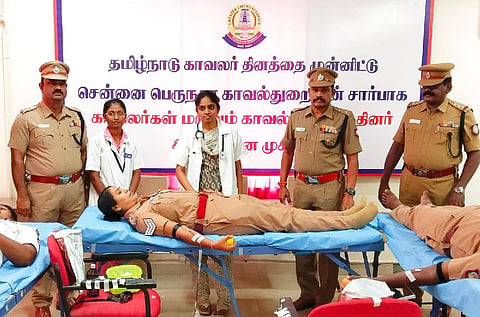 காவலர் நாளை முன்னிட்டு ரத்த தானம் வழங்கிய காவலர்கள்