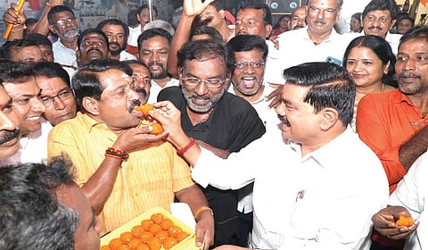 குடியரசு துணைத் தலைவர் தேர்தலில் சி.பி.ராதாகிருஷ்ணன் வெற்றி பெற்றதையடுத்து, தமிழக பாஜக தலைமையகமான கமலாலயத்தில் மாநில தலைவர் நயினார் நாகேந்திரனுக்கு இனிப்பு ஊட்டி கொண்டாடிய நிர்வாகிகள்.
