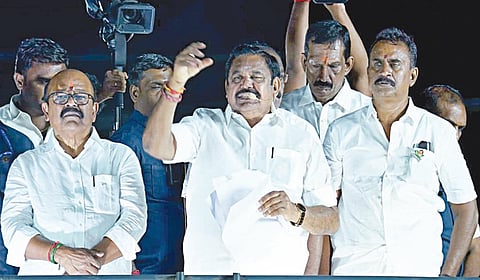 பொள்ளாச்சி திருவள்ளுவர் திடலில் நேற்று நடந்த பிரச்சாரக் கூட்டத்தில் பேசிய அதிமுக பொதுச் செயலாளர் பழனிசாமி. அருகில் முன்னாள் அமைச்சரும், அதிமுக கொறடாவுமான எஸ்.பி.வேலுமணி, பொள்ளாச்சி ஜெயராமன் எம்எல்ஏ உள்ளிட்டோர்.