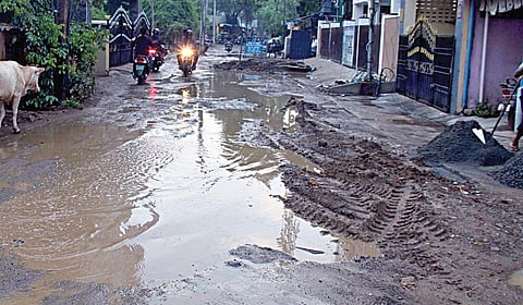 சேறும் சகதியுமாக காணப்படும் பஜனைக் கோயில் தெரு.