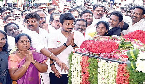 தியாகி இமானுவேல் சேகரனின் 68-வது நினைவு தினத்தையொட்டி ராமநாதபுரம் மாவட்டம் பரமக்குடியில் உள்ள அவரது நினைவிடத்தில் திமுக சார்பில் துணை முதல்வர் உதயநிதி ஸ்டாலின் மற்றும் அமைச்சர்கள், பாஜக சார்பில் மாநிலத் தலைவர் நயினார் நாகேந்திரன், காங்கிரஸ் சார்பில் மாநிலத் தலைவர் செல்வப்பெருந்தகை மற்றும் முன்னாள் மத்திய அமைச்சர் திருநாவுக்கரசர் உள்ளிட்டோர் மரியாதை செலுத்தினர். | படங்கள்: எல்.பாலச்சந்தர் |