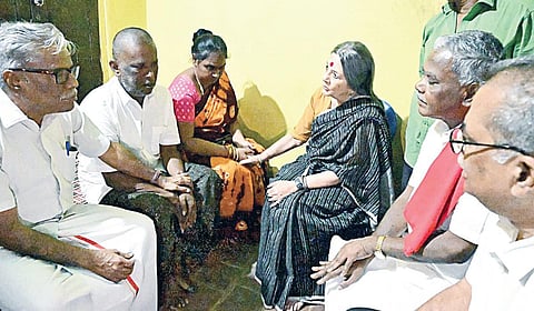 தூத்துக்குடி மாவட்டம் ஏரல் அருகே ஆறுமுகமங்கலத்தில் கொலை செய்யப்பட்ட கவின் செல்வகணேஷ் குடும்பத்தினருக்கு ஆறுதல் தெரிவித்த மார்க்சிஸ்ட் கம்யூனிஸ்ட் மூத்த தலைவர் பிருந்தா காரத், மாநில செயலாளர் பெ.சண்முகம் உள்ளிட்டோர். | படம்: என்.ராஜேஷ் |