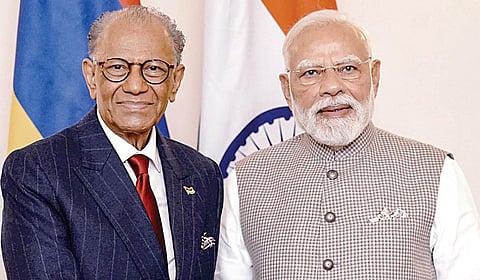 பிரதமர் நரேந்திர மோடியை, மொரீஷியஸ் பிரதமர் நவீன் சந்திர ராம்மூலம் வாராணசியில் நேற்று சந்தித்துப் பேசினார். இதன் பிறகு இரு தலைவர்களும் நிருபர்களுக்கு கூட்டாக பேட்டியளித்தனர். | படம்: பிடிஐ |