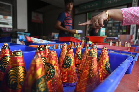 நாடு முழுவதும் அல்லாமல், டெல்லியில் மட்டும் ஏன் பட்டாசு வெடிக்க தடை? - உச்ச நீதிமன்றம் கேள்வி
