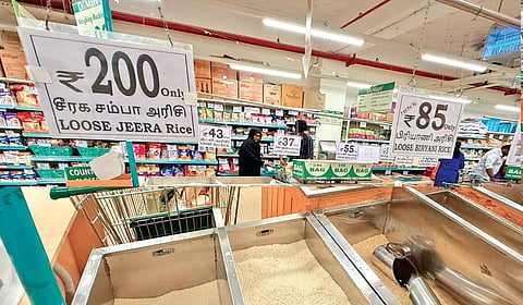 திருச்சியில் பல்பொருள் அங்காடியில் வைக்கப்பட்டுள்ள சீரக சம்பா அரிசி விலைப் பட்டியல். | படம்: ர.செல்வமுத்துகுமார் |