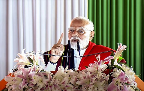 மணிப்பூரின் சுராசந்த்பூரில் நடைபெற்ற நிகழ்ச்சியில் உரையாற்றும் பிரதமர் நரேந்திர மோடி