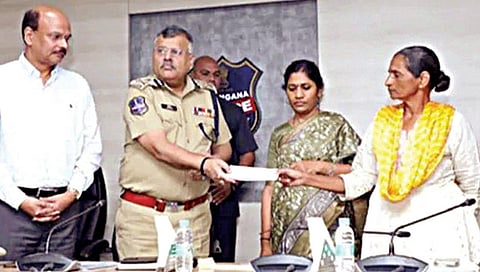 தெலங்கானாவில் தலைக்கு ரூ.1 கோடி பரிசு அறிவிக்கப்பட்ட பெண் மாவோயிஸ்ட் தலைவர் சுஜாதக்கா சரண்