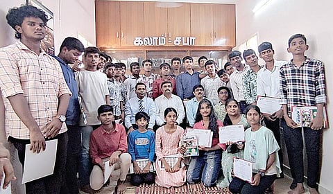 சென்னை வியாசர்பாடியில் உள்ள கலாம் சபாவில் நேற்று நடைபெற்ற கலந்துரையாடல் நிகழ்ச்சியில் பங்கேற்ற மாணவர்களுடன் ராணுவ விஞ்ஞானி வி.டில்லிபாபு உள்ளிட்டோர். படம்: ச.கார்த்திகேயன்