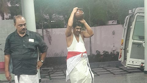 கேரளா: இந்து பெண்ணுக்கு இறுதிச் சடங்கு செய்த இஸ்லாமியர்
