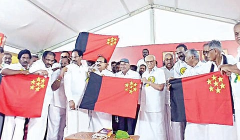 மதிமுகவில் இருந்து நீக்கப்பட்ட மல்லை சத்யா தலைமையில் தொடங்க உள்ள புதிய அமைப்பின் கொடி அறிமுகம் செய்யப்பட்டது. இந்நிகழ்ச்சியில் மல்லை சத்யா, திருப்பூர் துரைசாமி, நாஞ்சில் சம்பத் பங்கேற்றனர்.