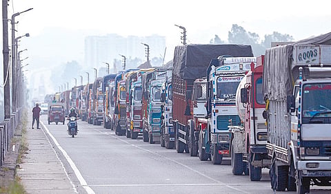 காஷ்மீரில் கனமழை, நிலச்சரிவு காரணமாக தேசிய நெடுஞ்சாலை - 44 மூடப்பட்டுள்ளது. இதன் காரணமாக நேற்று அணிவகுத்து நின்ற கன்டெய்னர் லாரிகள். கடந்த 20 நாட்களுக்கும் மேலாக போக்குவரத்து தடைபட்டுள்ளதால் கன்டெய்னரில் கொண்டு செல்லப்பட்ட ஆப்பிள்கள் அழுக தொடங்கியுள்ளன. இப்பிரச்சினை தொடர்பாக, முதல்வர் உமர் அப்துல்லா மத்திய அமைச்சர் நிதின் கட்கரியை ஏற்கெனவே தொடர்பு கொண்டு பேசியுள்ளார். | படம்: பிடிஐ |