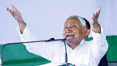 பிஹார் தேர்தலை முன்னிட்டு மாணவர்களுக்கு கல்வி கடன் வட்டி தள்ளுபடி: முதல்வர் நிதிஷ் குமார் அறிவிப்பு
