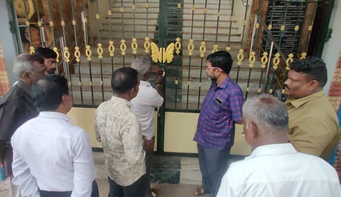 திருப்புவனம் புஷ்பவனேசுவரர் கோயில் அருகே அதிமுக ஒன்றியச் செயலாளருக்கு சொந்தமான மண்டபத்துக்கு ‘சீல்’ வைத்த பேரூராட்சி அதிகாரிகள்.