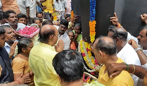 விழுப்புரம் அடுத்த கோலியனூரில் உள்ள தியாகிகள் நினைவு தூணில் அஞ்சலி செலுத்திய பாமக நிறுவனர் ராமதாஸ். | படங்கள்: இரா.தினேஷ்குமார்.