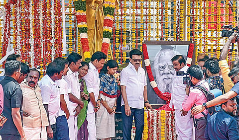 பெரியார் பிறந்த நாளையொட்டி திருச்சி மத்திய பேருந்து நிலையம் அருகே உள்ள அவரது சிலையின் கீழ் அலங்கரித்து வைக்கப்பட்டிருந்த உருவப் படத்துக்கு நேற்று மலர் தூவி மரியாதை செலுத்திய முதல்வர் மு.க.ஸ்டாலின். உடன் அமைச்சர்கள் உள்ளிட்டோர். | படம்: ர.செல்வமுத்துகுமார் |