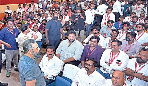 மக்கள் நீதி மய்யத்தின் மண்டல கலந்தாய்வு கூட்டம் சென்னை ராஜா அண்ணாமலைபுரத்தில் நேற்று நடைபெற்றது. இதில் கட்சியின் தலைவர் கமல்ஹாசன், மாவட்ட நிர்வாகிகள் பங்கேற்றனர். | படம்: எஸ்.சத்தியசீலன் |
