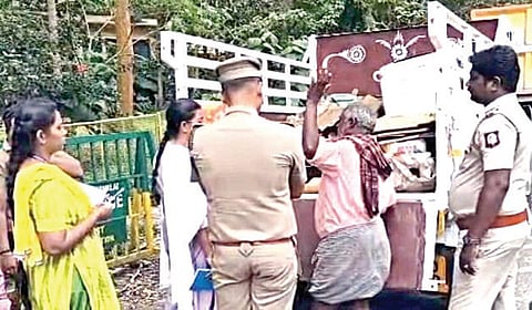 தேனி மாவட்டம் கம்பம்மெட்டு சோதனைச்சாவடியில் வாகன ஆய்வில் ஈடுபட்ட மாசுக்கட்டுப்பாட்டு வாரிய அதிகாரிகள்.