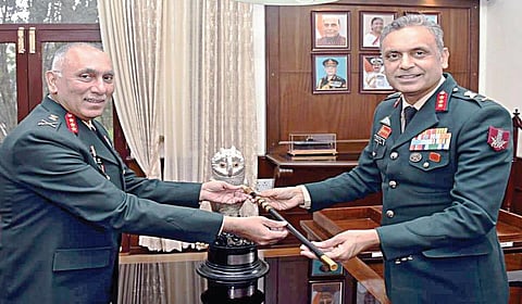 வெலிங்டன் முப்படை அதிகாரிகள் பயிற்சிக் கல்லூரி முதல்வராக பொறுப்பேற்றுள்ள லெப். ஜெனரல் மணீஷ் எரியிடம் பொறுப்புகளை ஒப்படைத்த லெப். ஜெனரல் வீரேந்திர வாட்ஸ்.