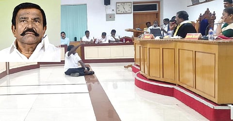 தர்ணாவில் ஈடுபட்ட முத்துச்செல்வம் | உள்படம்: கே.என்.நேரு