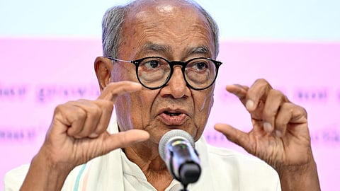 தேர்தல்களை ஹேக்கர்களிடம் ஒப்படைக்க முடியுமா? - வாக்குப்பதிவு இயந்திரங்கள் குறித்து திக்விஜய் சிங் சந்தேகம்