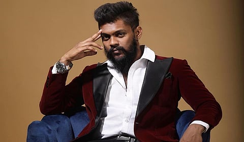 புதிய பாடலாசிரியர் தேவ் சூர்யாவின் வரிகள் எப்படி?