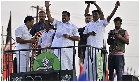 கரூர் பேருந்து நிலையம் அருகே இபிஎஸ் பொதுக் கூட்டத்துக்கு அனுமதி கோரி வழக்கு: மீண்டும் மனு அளிக்க உத்தரவு