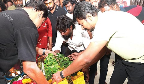 துணை முதல்வர் உதயநிதி மாலை அணிவித்து அஞ்சலி செலுத்தினார்.
