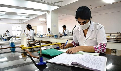 சூப்பர் ஸ்பெஷாலிட்டி முதுகலை மருத்துவ படிப்புகளில் உள்ள காலியிடங்களை நிரப்ப மத்திய அரசுக்கு நீதிமன்றம் அறிவுறுத்தல்