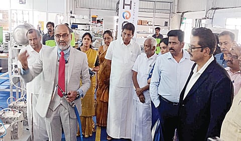 தண்ணீரில் இருந்து ஹைட்ரஜன் எரிவாயுவை பிரித்தெடுக்கும் முறையை விளக்கும் விஞ்ஞானி பேளூர் ராமலிங்கம் கார்த்திக். உடன், நடிகர் சரத்குமார், ராம்ராஜ் காட்டன் நிறுவனர் கே.ஆர்.நாகராஜன் உள்ளிட்டோர்.