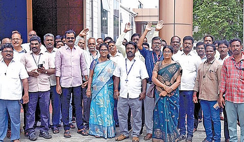 பதவி உயர்வில் குளறுபடி என கூறி, அண்ணாசாலை மின்வாரிய தலைமைப் பொறியாளர் அலுவலகத்தை ஊழியர்கள் முற்றுகையிட்டு நுழைவாயில் அருகே போராட்டம் நடத்தினர். | படம்: எல்.சீனிவாசன் |