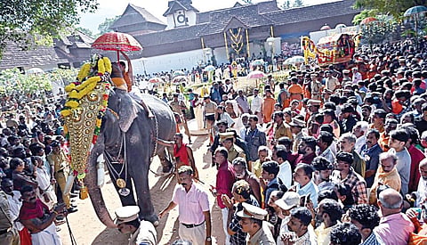 பத்மநாபபுரம் அரண்மனையில் இருந்த நேற்று யானை மற்றும் பல்லக்குகளில் திருவனந்தபுரத்துக்கு புறப்பாடான சுவாமி விக்ரகங்கள்.