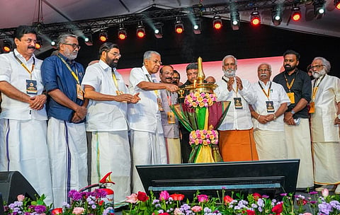 கேரள மாநிலம் பத்தனம்திட்டா மாவட்டம் பம்பையில் நேற்று நடைபெற்ற உலக ஐயப்ப பக்தர்கள் மாநாட்டை கேரள முதல்வர் பினராயி விஜயன் தொடங்கிவைத்தார். நிகழ்ச்சியில் தமிழக அமைச்சர்கள் சேகர்பாபு, பி.டி.ஆர். பழனிவேல் தியாகராஜன் உள்ளிட்டோர் கலந்துகொண்டனர்.