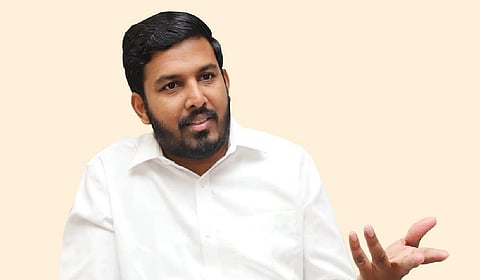 “இடையூறு செய்யும் ஆளுநரை எதிர்க்கும் துணிவு விஜய்யிடம் உள்ளதா?” - ஆளூர் ஷாநவாஸ்