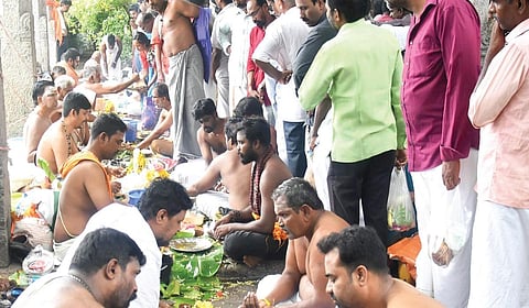 மகாளய அமாவாசையை முன்னிட்டு சென்னை மயிலாப்பூர், கபாலீஸ்வரர் கோயில் குளக்கரையில் ஏராளமானோர் தங்களின் முன்னோர்களுக்கு தர்ப்பணம் கொடுத்தனர்.