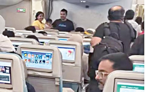 எச்1பி விசா: அமெரிக்க அரசின் அறிவிப்பால் விமானத்தில் இருந்து அவசரமாக இறங்கிய இந்தியர்கள்