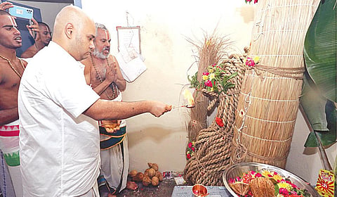 திருப்பதி ஏழுமலையான் கோயில் பிரம்மோற்சவம் நாளை கொடியேற்றத் துடன் தொடங்கவுள்ள நிலையில், நேற்று புனித தர்பையை ஊழியர்கள் ஊர்வலமாக கொண்டு வந்து கோயிலில் ஒப்படைத்தனர்.