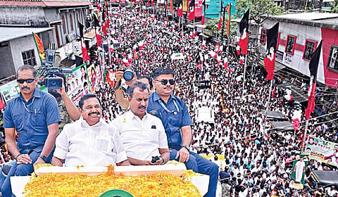 கூடலூர் பேருந்து நிலையம் பகுதியில் நேற்று பொதுமக்களிடையே பேசிய அதிமுக பொதுச் செயலாளர் பழனிசாமி. உடன், முன்னாள் அமைச்சர் எஸ்.பி.வேலுமணி.