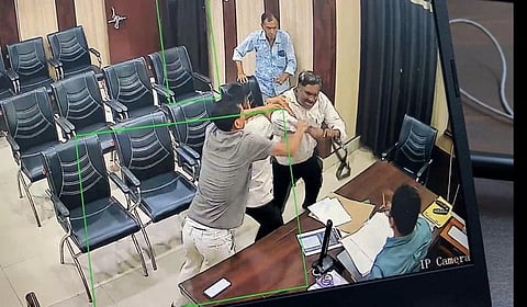 உத்தர பிரதேசத்தில் கல்வித் துறை அதிகாரியை பெல்ட்டால் தாக்கிய தலைமை ஆசிரியர்
