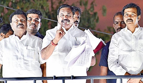 திண்டுக்கல் மாவட்டம் வேடசந்தூரில் நேற்று பொதுமக்களிடையே பேசிய அதிமுக பொதுச் செயலாளர் பழனிசாமி. | படம்: நா.தங்கரத்தினம் |