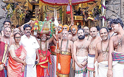 ஸ்ரீவில்லிபுத்தூரில் இருந்து கொண்டுவரப்பட்ட மங்கலப் பொருட்களை ஜீயர் தலையில் சுமந்து கோயிலுக்குள் சென்று ஒப்படைத்தார்.