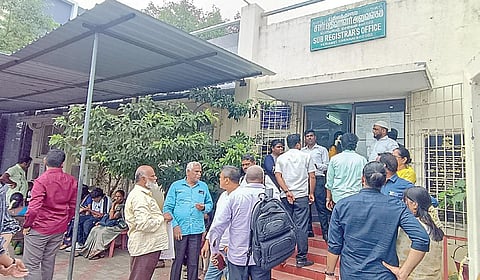 சர்வர் பிரச்சினை காரணமாக சென்னை பெரியமேடு சார்பதிவாளர் அலுவலகம் வெளியே காத்திருந்த மக்கள். | படம்:எஸ். சத்தியசீலன் |
