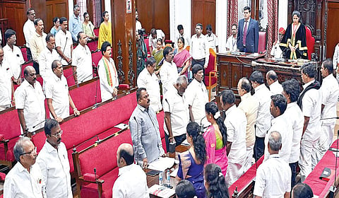 சென்னை மாநகராட்சியின் மாமன்றக் கூட்டம் மேயர் ஆர்.பிரியா தலைமையில் ரிப்பன் மாளிகையில் நேற்று நடைபெற்றது. முன்னதாக கரூர் கூட்ட நெரிசலில் உயிரிழந்தவர்களுக்கு இரங்கல் தெரிவிக்கும் விதமாக 2 நிமிடம் மவுன அஞ்சலி செலுத்தப்பட்டது. | படம்: எஸ்.சத்தியசீலன் |