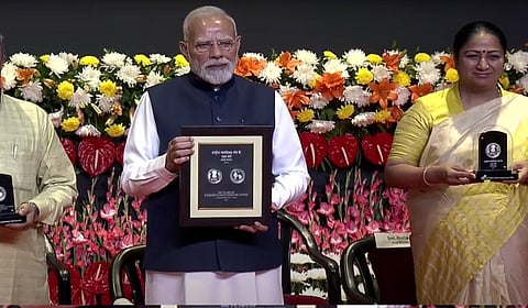 நாட்டின் பிரதமரே ஆர்எஸ்எஸ் அஞ்சல்தலை வெளியிடும் அவல நிலை: முதல்வர், கட்சி தலைவர்கள் விமர்சனம்