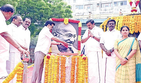 எழும்பூர், அரசு அருங்காட்சியக வளாகத்தில் அமைந்துள்ள காந்தி சிலைக்கு அருகில் வைக்கப்பட்டிருந்த படத்துக்கு முதல்வர் மு.க.ஸ்டாலின் மலர்தூவி மரியாதை செலுத்தினார். அமைச்சர்கள் மு.பெ.சாமிநாதன், மேயர் ஆர்.பிரியா, செய்தித்துறை செயலாளர் வே.ராஜாராமன், செய்தி மக்கள் தொடர்புத் துறை இயக்குநர் இரா.வைத்திநாதன் மற்றும் அரசு உயர் அலுவலர்கள் உடனிருந்தனர்.