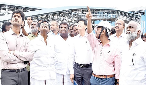 விபத்து நடந்த எண்ணூர் அனல்மின் திட்ட பகுதியில் அமைச்சர்கள் எஸ்.எஸ். சிவசங்கர், சா.மு.நாசர் ஆகியோர் ஆய்வு மேற்கொண்டனர்.