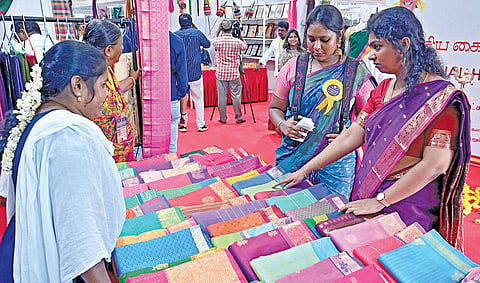 கைத்தறித் துறை சார்பில் தேசிய கைத்தறி கண்காட்சி, சென்னை கலைவாணர் அரங்கில் நேற்று தொடங்கியது. 15 நாள் நடைபெறும் கண்காட்சியை பெண்கள் ஆர்வமுடன் பார்வையிட்டு புடவைகளை வாங்கிச் செல்கின்றனர். | படம்: எஸ்.சத்தியசீலன் |