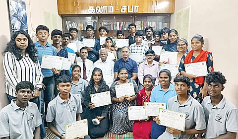 ‘கலாம் சபா' நூலகம் சார்பில் சென்னை வியாசர்பாடி மல்லிகைப்பூ காலனியில் அண்மையில் நடைபெற்ற 8-வது மாதாந்திர வழிகாட்டி கூட்டத்தொடரில் பங்கேற்ற மாணவர்களுக்கு ராணுவ விஞ்ஞானி வி.டில்லிபாபு, தோல் ஏற்றுமதி குழு மேலாண் இயக்குநர் இரா.செல்வம் ஆகியோர் சான்றிதழ் வழங்கி கவுரவித்தனர். | படம்: ச.கார்த்திகேயன் |