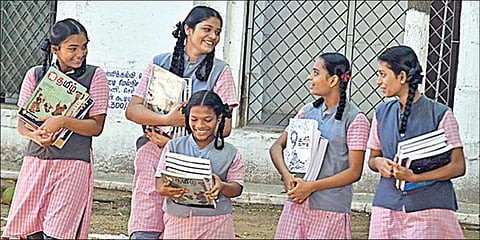 காலாண்டு விடுமுறை முடிந்து தமிழகம் முழுவதும் பள்ளிகள் இன்று திறப்பு: முதல் நாளிலேயே பாடநூல்களை வழங்க உத்தரவு