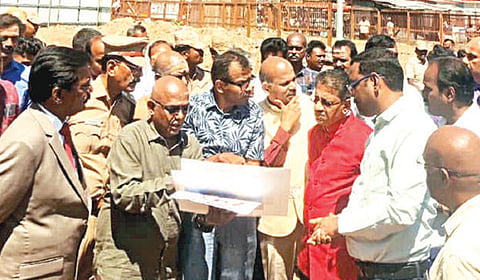 திருவண்ணாமலை அண்ணாமலையார் கோயிலில் நேற்று ஆய்வு மேற்கொண்ட சென்னை உயர் நீதிமன்ற நீதிபதிகள் ஆர்.சுரேஷ்குமார், எஸ்.சவுந்தர்.