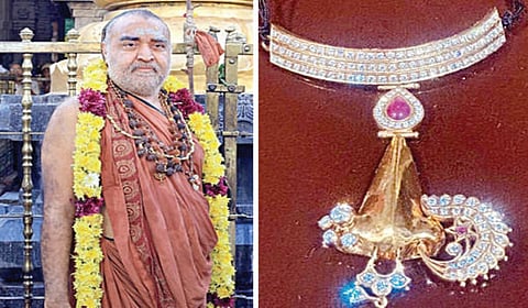  சங்கர விஜயேந்திர சரஸ்வதி ஸ்வாமிகளால் மயிலாப்பூர் கற்பகாம்பாளுக்கு அணிவிக்கப்பட்ட வைரம் பதித்த தங்க மூக்குத்தி.